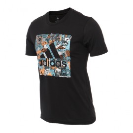 Playera adidas Doodle Badge of Sport-DeportesSol- Un clavado al pasadoLa Playera adidas Doodle Badge of Sport para hombres te ha