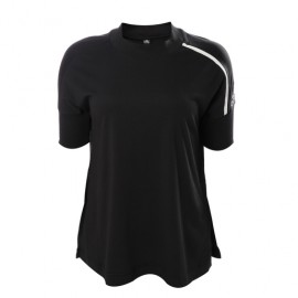 Playera Z.N.E-DeportesSol- Si quieres portar estilo y comodidad, la playera Z.N.E de adidas es para ti. Está confeccionada en al