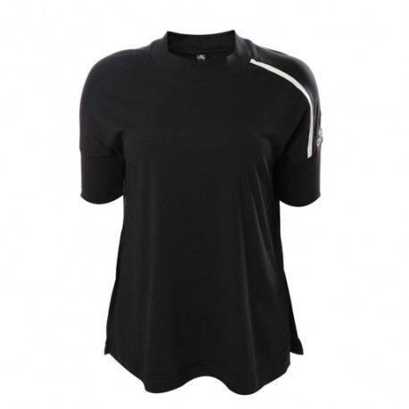 Playera Z.N.E-DeportesSol- Si quieres portar estilo y comodidad, la playera Z.N.E de adidas es para ti. Está confeccionada en al