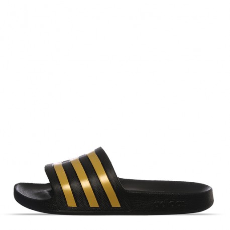 Sandalias adidas Adilette-DeportesSol- En tus momentos donde buscas refrescar el cuerpo en un baño de agua puedes portar la como