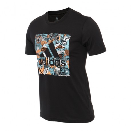 Playera adidas Doodle Badge of Sport-DeportesSol- Un clavado al pasadoLa Playera adidas Doodle Badge of Sport para hombres te ha